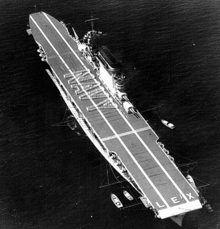 Posádka USS LEXINGTON na palubě seřazena do nápisu NAVY. Nedaleko Long Beach, Kalifornie, 17. září 1936. Foto: Robert L. Ghormley Jr. a NHC.